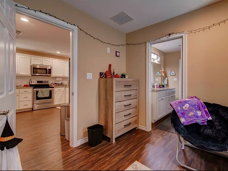 534 E Brockett St — Photo 15
