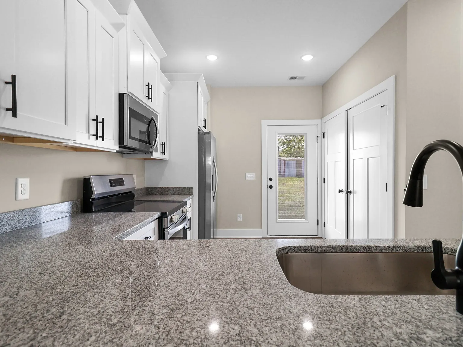 1007 Oak St — Photo 3