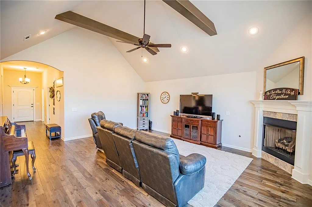 5 bed, 2624 sqft, $2,495 — Photo 2