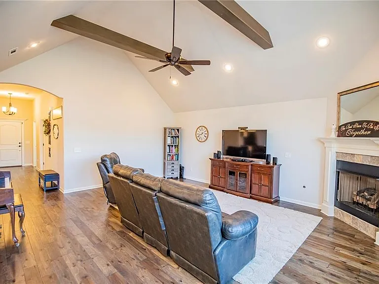 1700 Abbey Ln — Photo 3