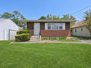 117 Woodside Ave, Freeport, NY 11520