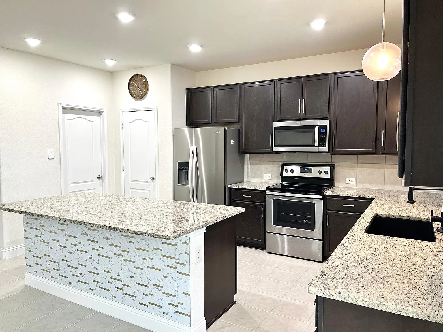 4 bed, 2586 sqft, $2,900 — Photo 3