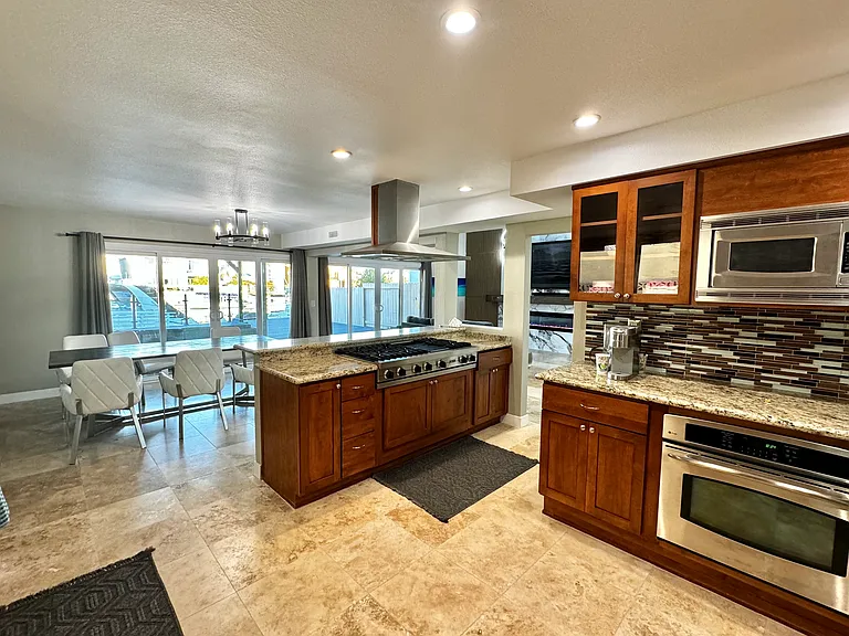 2431 S Victoria Ave — Photo 6