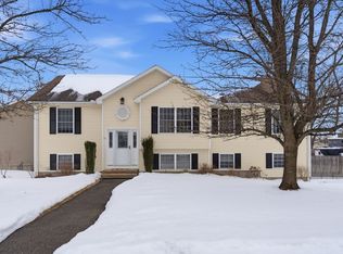 18 Devlin Dr, Chicopee, MA 01020