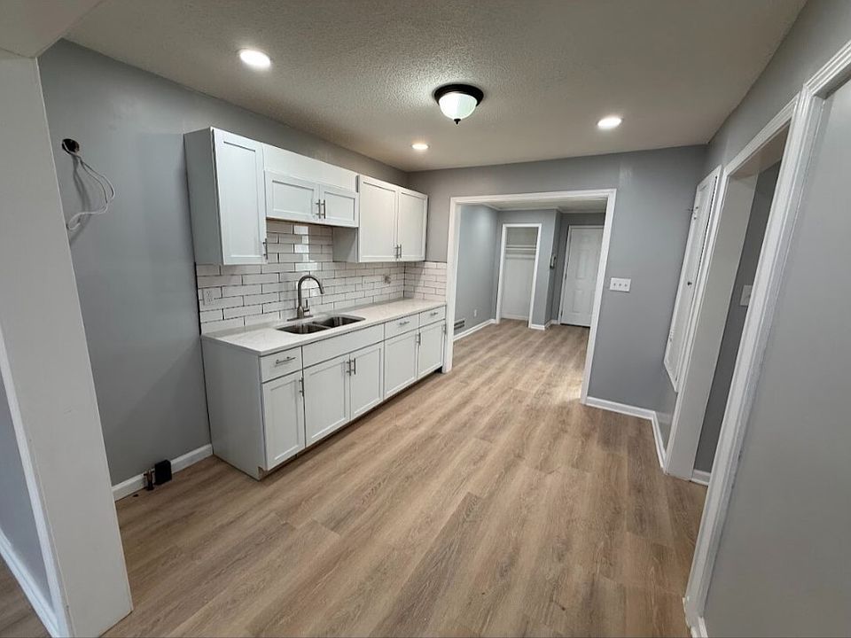 1st image of 5004 E 39th St