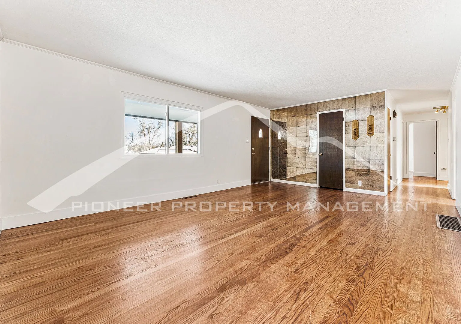 Beautiful Home with Fenced Back Yard! — Photo 4