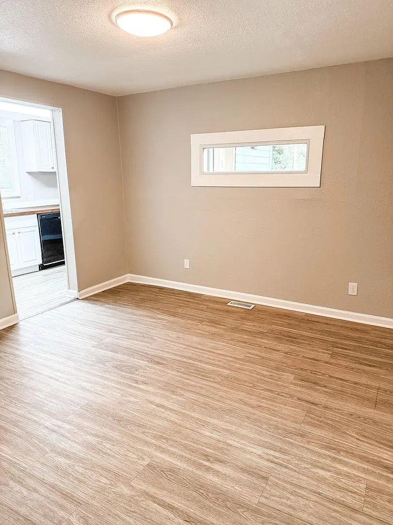 Charming 2 bedroom, 1 bathroom home located in the heart of East Knoxville — Photo 4