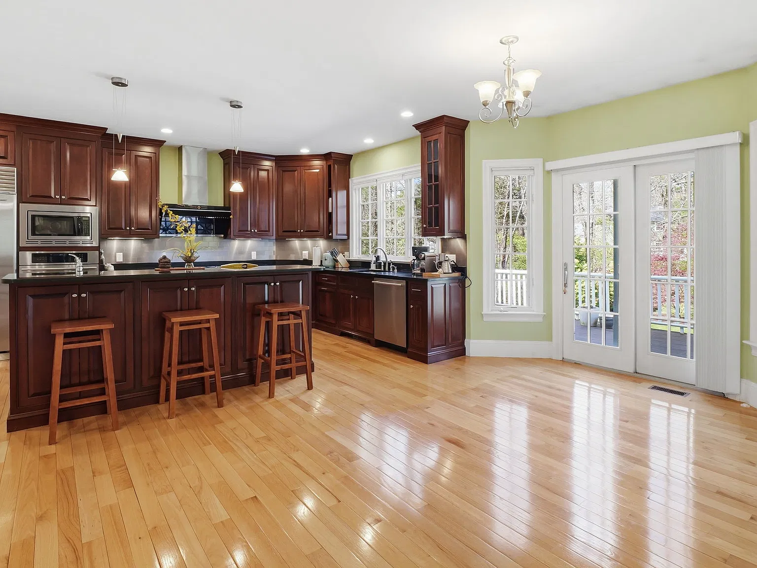 4 bed, 3.5 bath, 6670 sqft, $10,000 — Photo 2