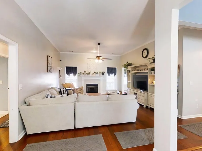 126 Adams Ln — Photo 3