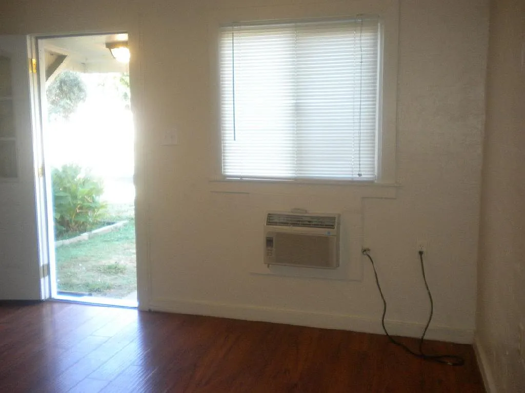 1 Bedroom Duplex Minutes From Downtown — Photo 2