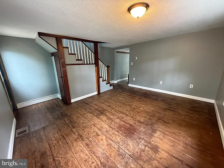 1094 Kings Hwy — Photo 5