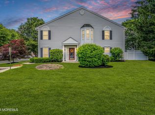 16 Sunningdale Circle, Manalapan, NJ 07726