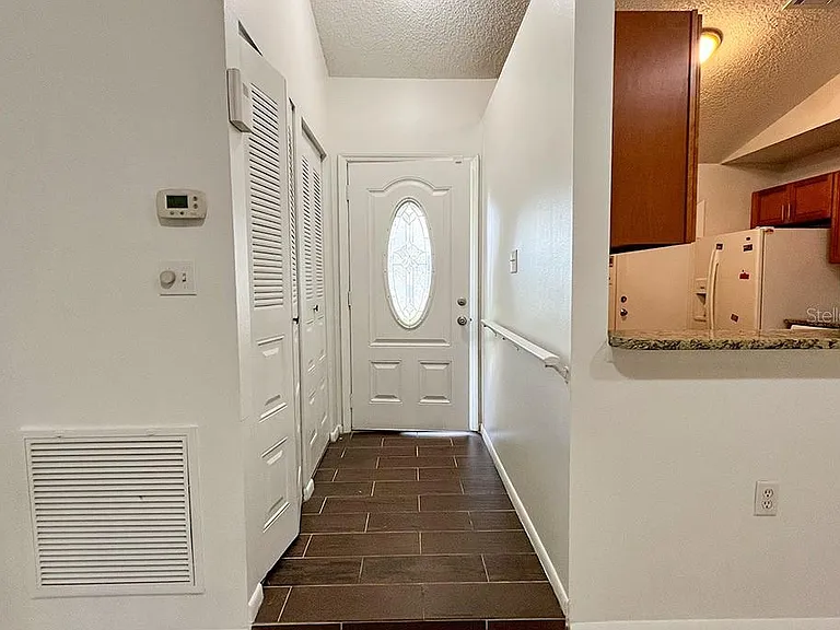 10 York Ct — Photo 3
