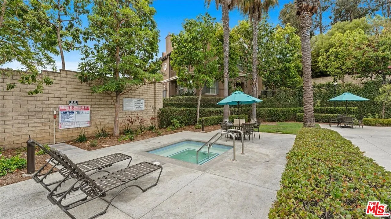 3 bed, 2.5 bath, 1713 sqft, $5,600 — Photo 3