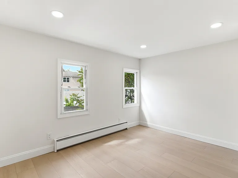 475 Burnside St — Photo 7