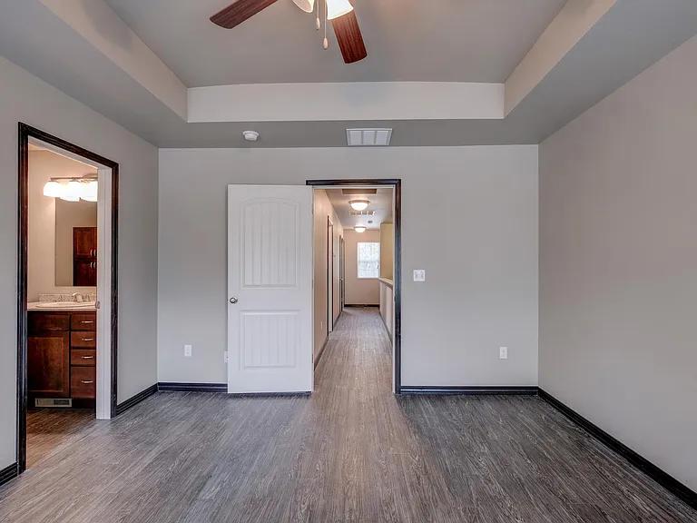 127 E Buchanan Rd — Photo 2