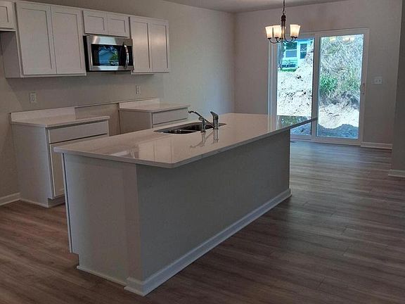 5th image of 402 Village LANE