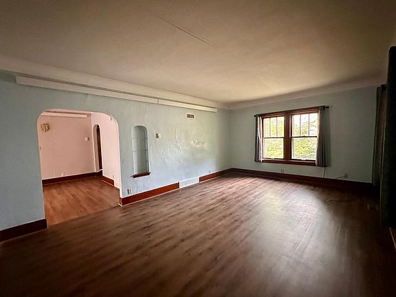 4th image of 221 W Saxon St