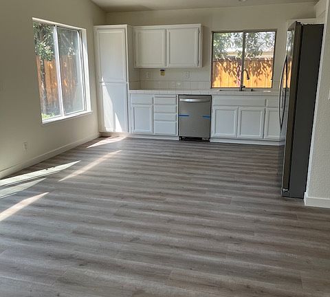 5th image of 584 Leafhaven Ln