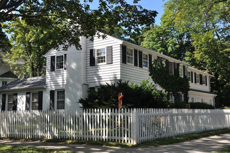 1st image of 2929 E Hartford Ave