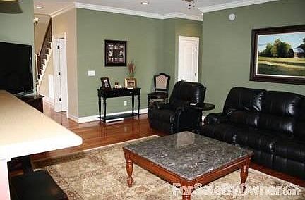 Living Room : The kitchen overlooks the living room, which is very convenient for families.