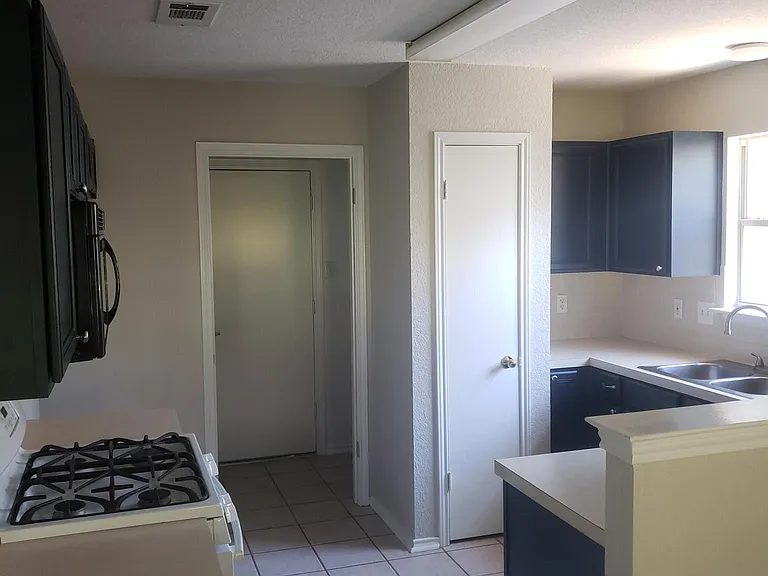 4502 Waterbury Dr — Photo 7
