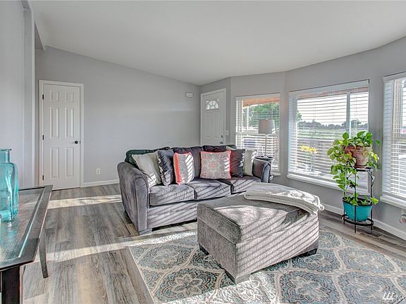 5th image of 2327 Malaga Dr NE