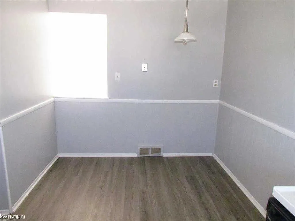 2 bed, 1.5 bath, 1025 sqft, $975 — Photo 2