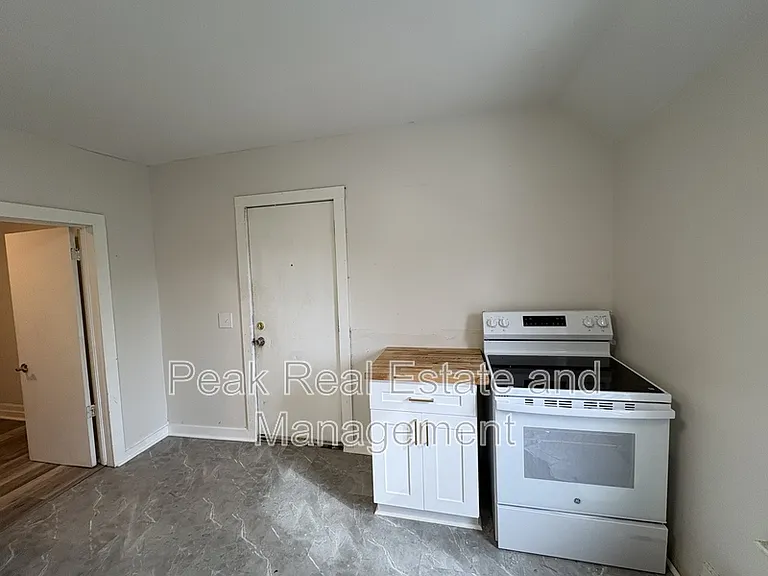 744 Oakland Ave SW — Photo 4