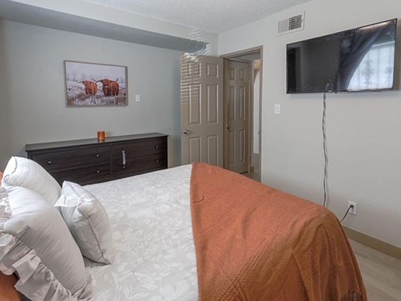 5th image of 3851 Daisy St APT 11