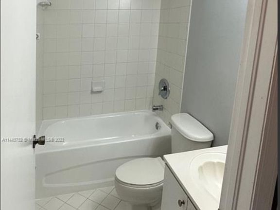 2nd image of 2920 SE 13th Ave Unit 204