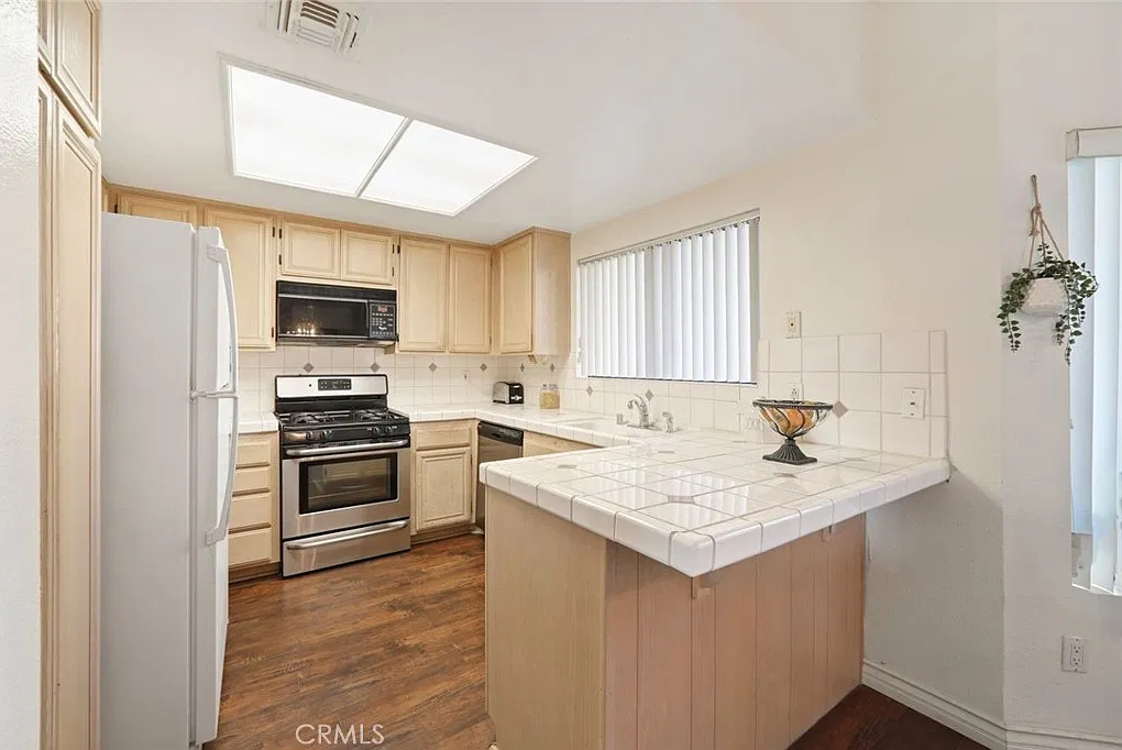 14050 Magnolia — Photo 4