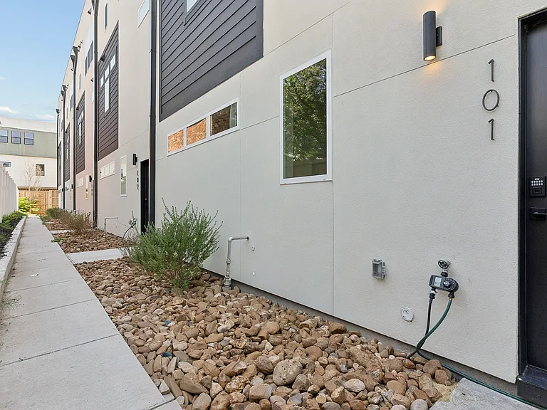 2202 N Carroll Ave #102 — Photo 39
