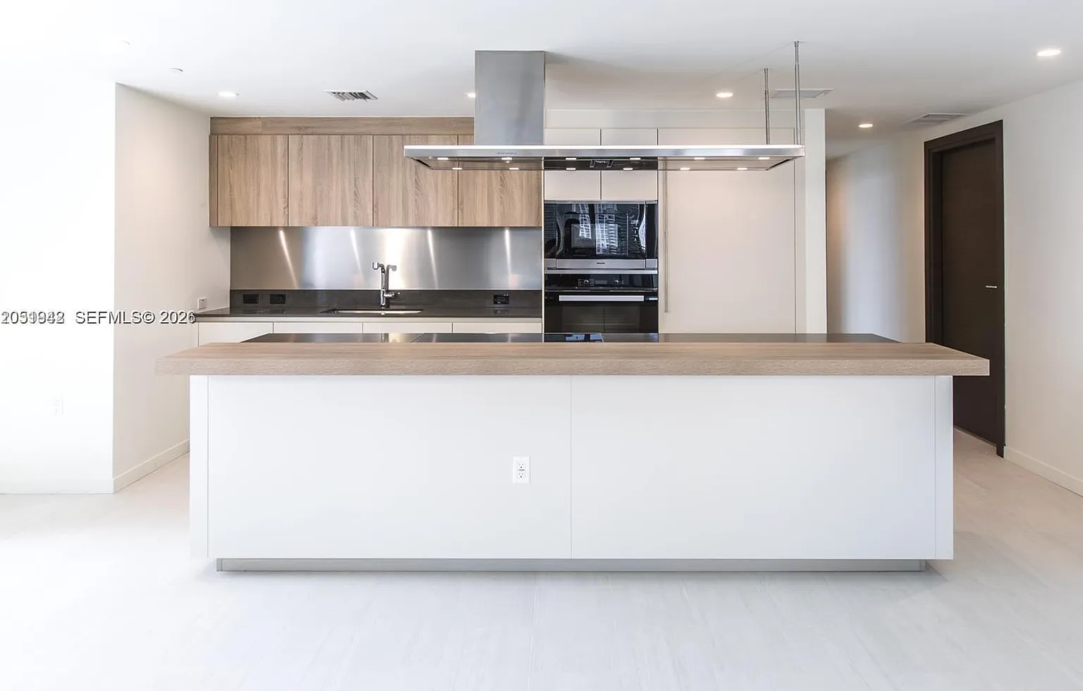 Brickell Flatiron Condo — Photo 1