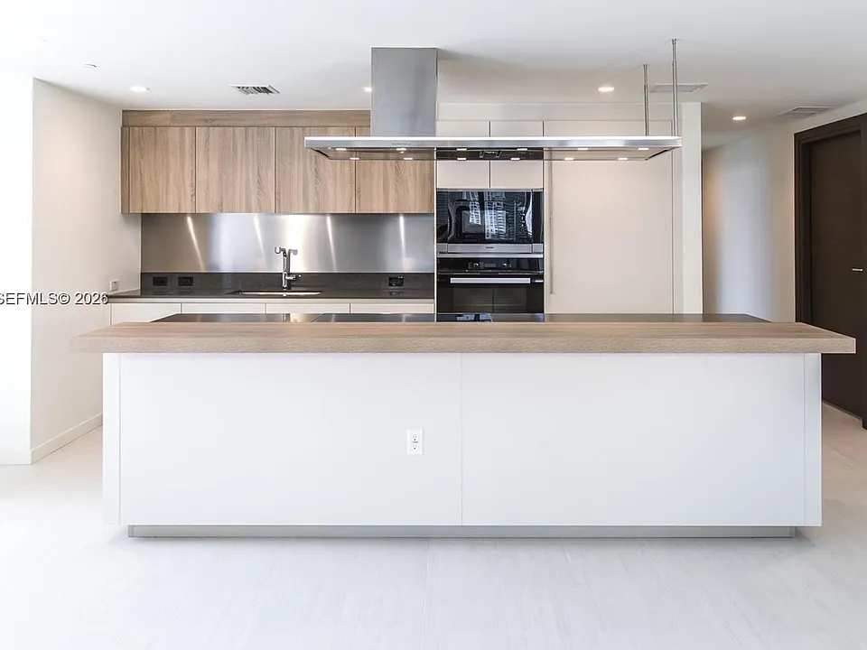1000 Brickell Plz #2110