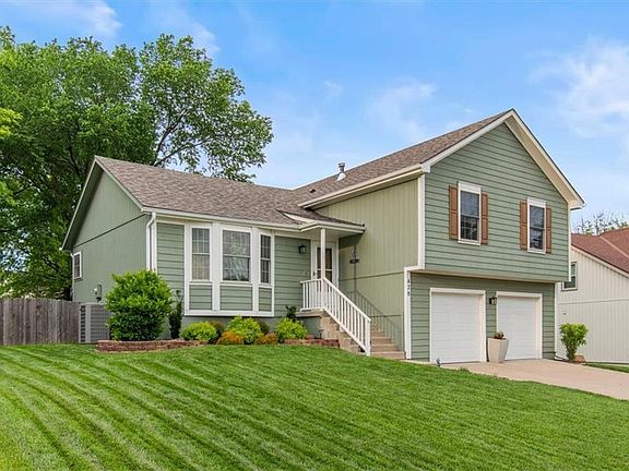 3rd image of 420 NE Victoria Cir
