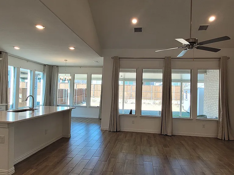 913 Rosebay Dr — Photo 2