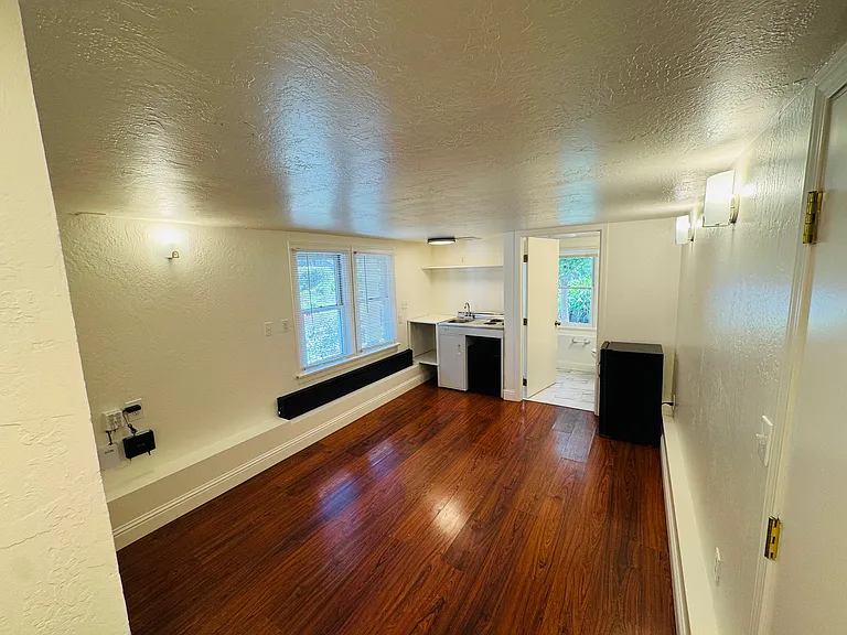 754 Slater St #B — Photo 3