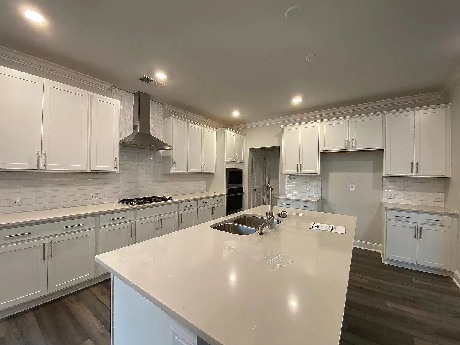 725 Cormiche Ln — Photo 2