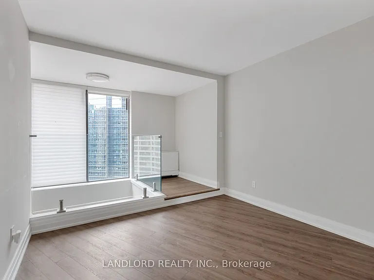 33 Harbour Sq #2208 — Photo 30