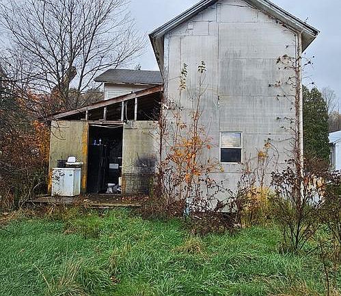 4th image of 68 Maple St
