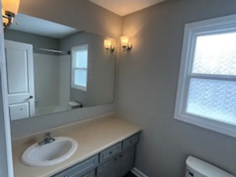2212 E Queens Way — Photo 23