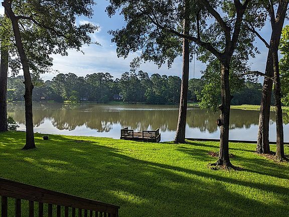 2nd image of 2101 Azalea Cir