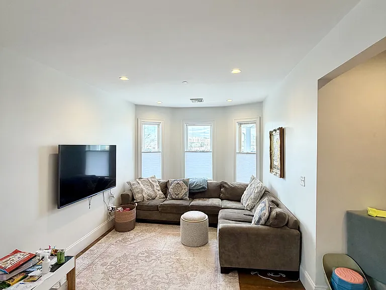 143 E Cottage St #3A — Photo 3