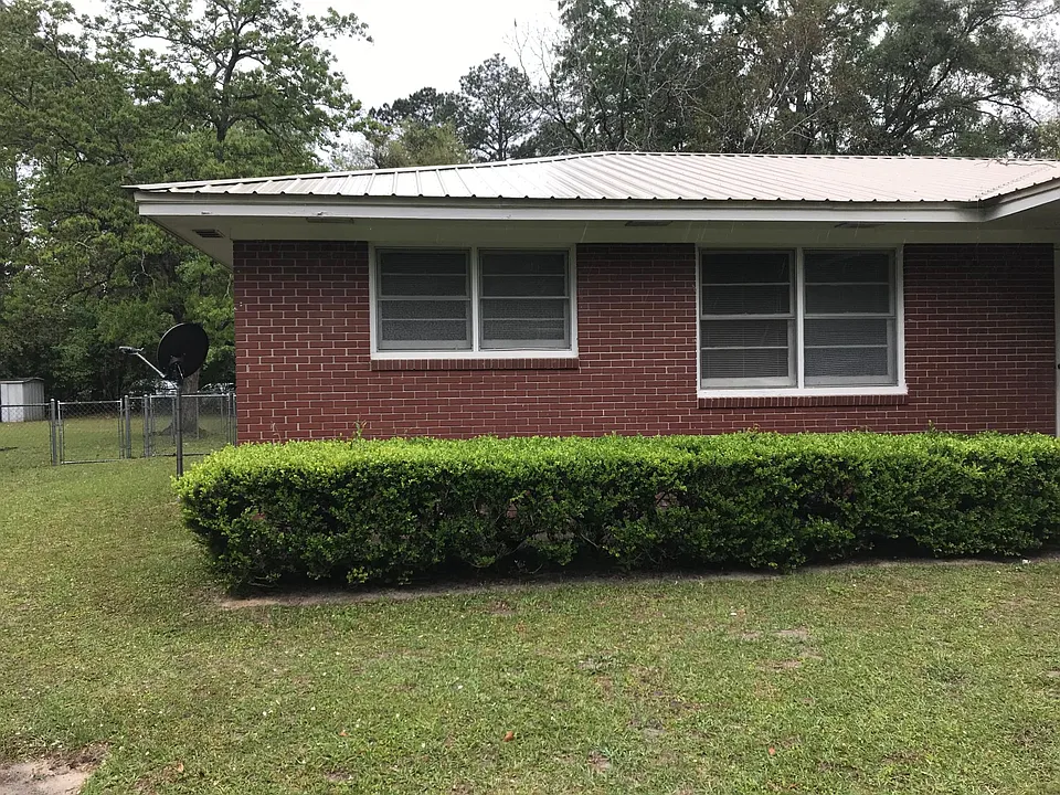 SIDE OF HOUSE OUTSIDE ACCESS TO BACK YARD