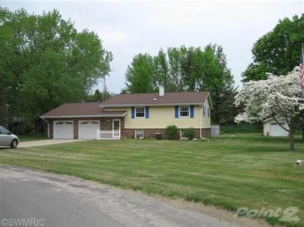 1933 Orchard Dr, Stevensville, MI 49127