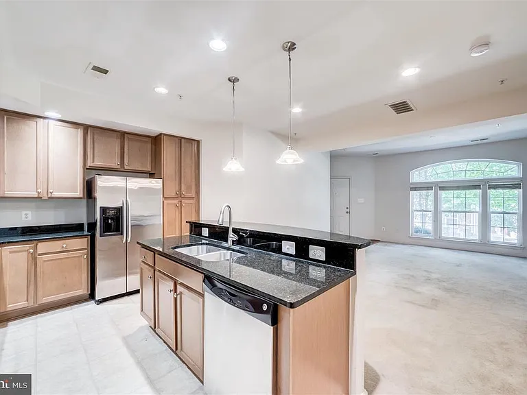 2513 Eastbourne Dr — Photo 7
