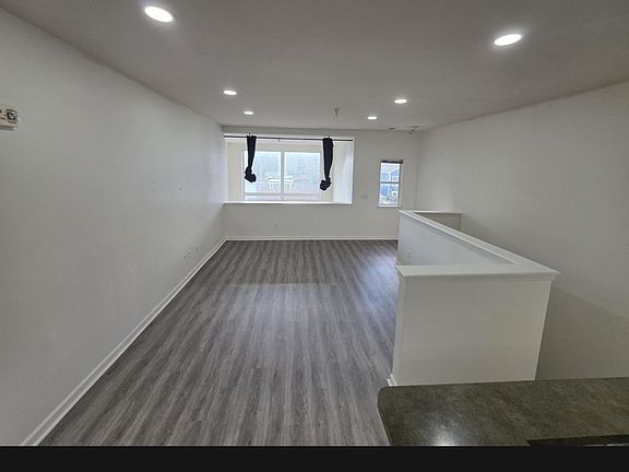 5th image of 394 Hilton Rd #101