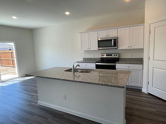 4th image of 717 Cherry Blossom St