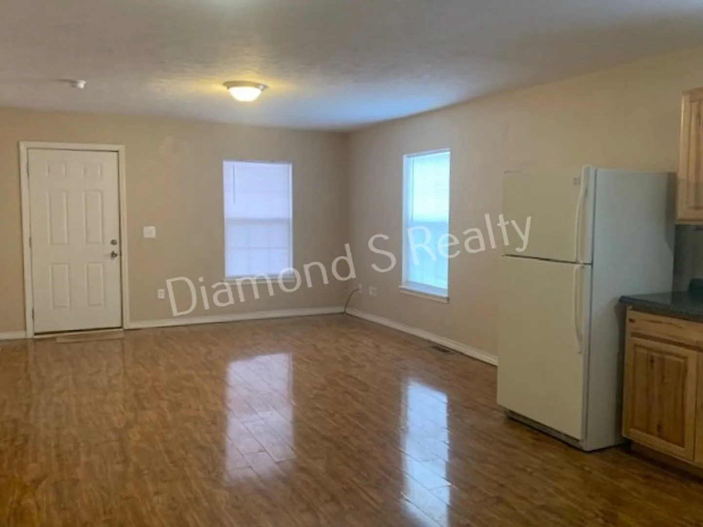 3 Bedrooms / 1 Bath! Cute and Charming Home Available Early May! — Photo 2